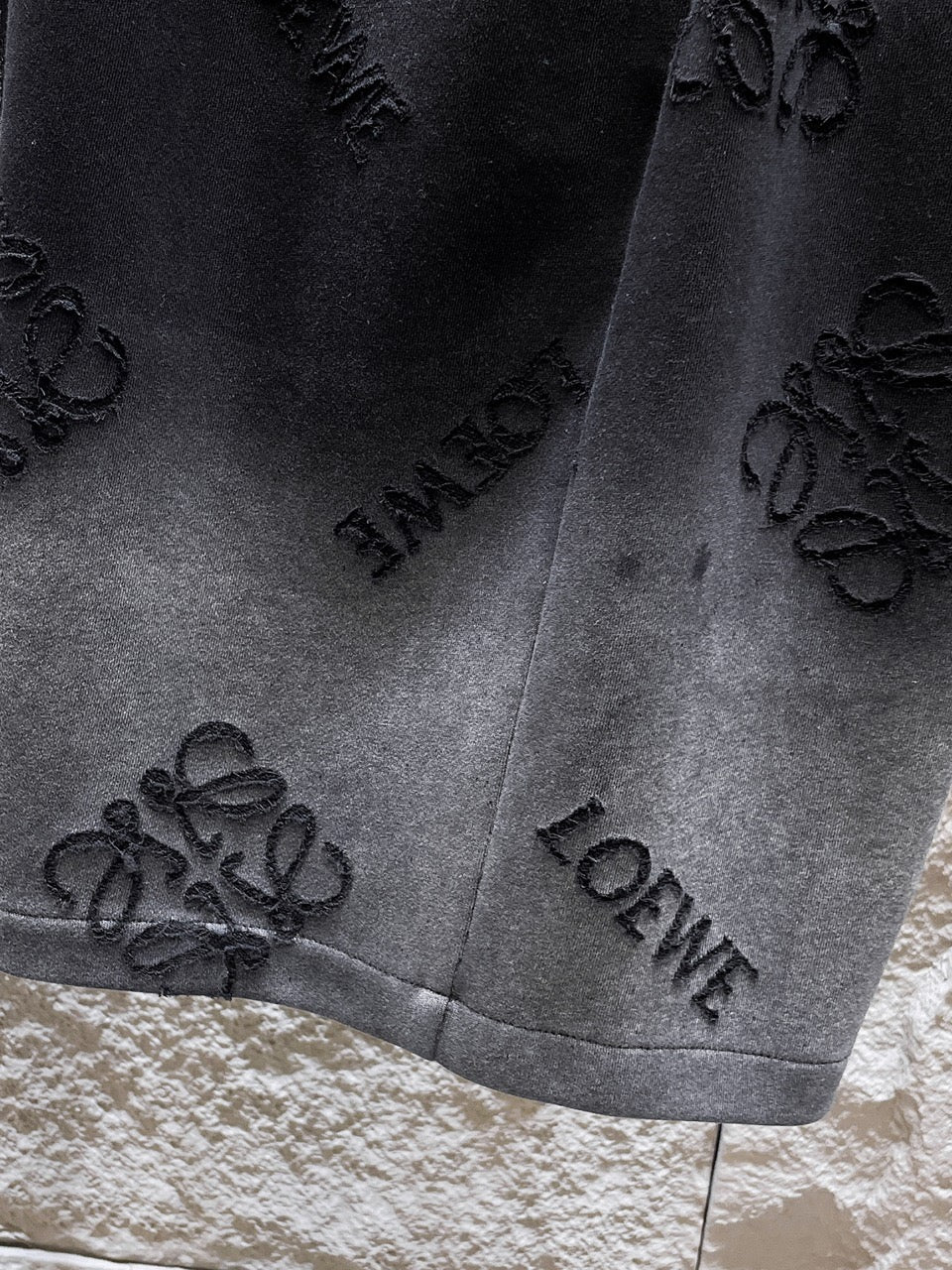 Faded‑Tone Monogram Casual Short